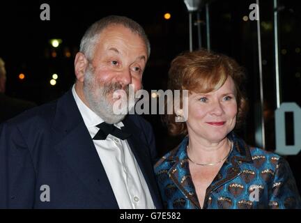 Der Star des Films Imelda Staunton und der Regisseur Mike Leigh kommen zur britischen Premiere von Vera Drake am Odeon Leicester Square im Zentrum von London an. Die Premiere markiert die Eröffnung des 58. Jährlichen London Film Festivals der Times BFI. Stockfoto