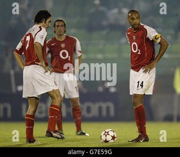 Thierry Henry von Arsenal (rechts) zeigt seine Dejektion, als er das Spiel mit Robert Pires (links) und edu wieder aufnimmt, nachdem Panathinaikos ihr zweites Tor während des UEFA Champions League Group E-Spiels im Apostolos Nikolaidis Stadium, Athen, Griechenland, erzielt haben. Endergebnis Panathinaikos 2-2 Arsenal. Stockfoto