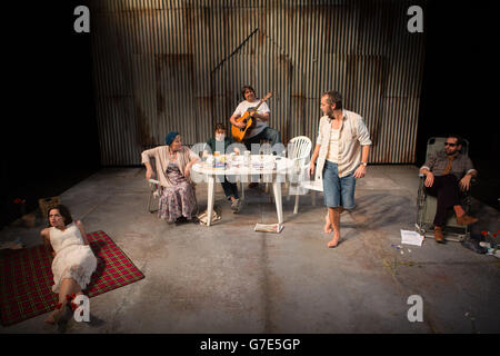 S Uncle Vanya von der mehrfach preisgekrönten Dramatikatorin Anya Reiss, Premiere im St. James Theatre, London, 9. Oktober 2014. Stockfoto