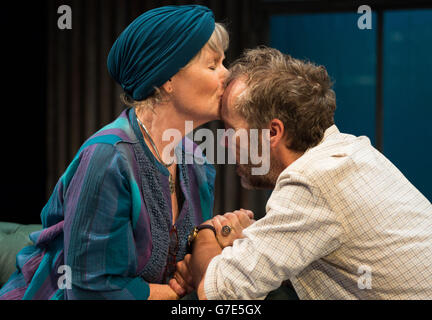 S Uncle Vanya von der mehrfach preisgekrönten Dramatikatorin Anya Reiss, Premiere im St. James Theatre, London, 9. Oktober 2014. Stockfoto