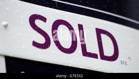 Gesamtansicht eines verkauften Schildes vor einem Wohnblock in Basingstoke, hampshire Stockfoto