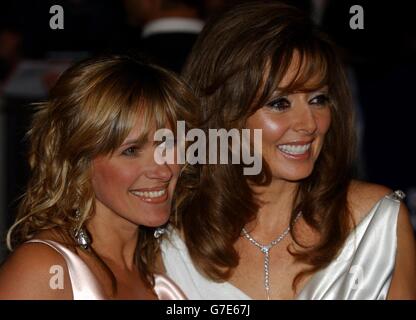 Carol Smilie (links) und Carol Vorderman bei den 10th Anniversary National Television Awards 2004 in der Royal Albert Hall in London. Stockfoto