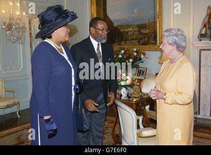 Königin Elizabeth II empfängt den Hohen Kommissar für Grenada, Herrn Joslyn Raphael Whiteman und Frau Whiteman, im Buckingham Palace, London. Als Reaktion auf die Verwüstungen, die die Realm-Insel durch die jüngsten Hurrikane verursacht hat, bei denen der Hochkommissar auch seine Heimat verlor, hat die Königin eine Spende an den Hurrikan des britischen Roten Kreuzes in der Karibik gemacht. Der Graf von Wessex wird Grenada nach einem Besuch der Cayman-Inseln vom 18. Bis 20. November besuchen, wo er Inselbewohner treffen wird, die ihre Gemeinden wieder aufbauen. Stockfoto