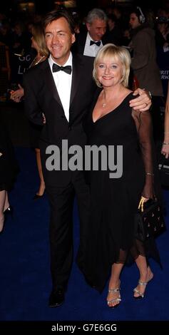 Die TV-Moderatoren Richard Madeley und Judy Finnigan kommen zu den 2004. Anniversary National Television Awards in der Royal Albert Hall in London. Stockfoto