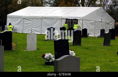 Wiltshire Polizisten stehen Wache auf dem Mayshill Friedhof in Nibley, Nr Yate in South Gloucestershire, als forensische Teams beginnen, Arbeit zu exhumieren Stephen Smith, als Teil einer Untersuchung seines mysteriösen Todes. Der 44-jährige Elektroingenieur wurde am 24/6/04 begraben, nachdem er am 15/9/04 plötzlich in seinem Haus in Swindon Wiltshire starb. Damals wurde keine Untersuchung für notwendig gehalten, aber die Polizei sagt, dass neue Informationen ans Licht gekommen sind. Stockfoto