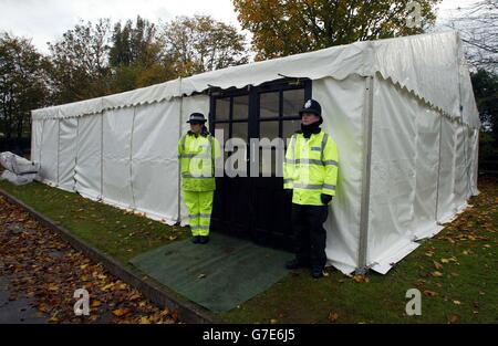 Wiltshire Polizisten stehen Wache auf dem Mayshill Friedhof in Nibley, Nr Yate in South Gloucestershire, als forensische Teams beginnen, Arbeit zu exhumieren Stephen Smith, als Teil einer Untersuchung seines mysteriösen Todes. Der 44-jährige Elektroingenieur wurde am 24/6/04 begraben, nachdem er am 15/9/04 plötzlich in seinem Haus in Swindon Wiltshire starb. Damals wurde keine Untersuchung für notwendig gehalten, aber die Polizei sagt, dass neue Informationen ans Licht gekommen sind. Stockfoto