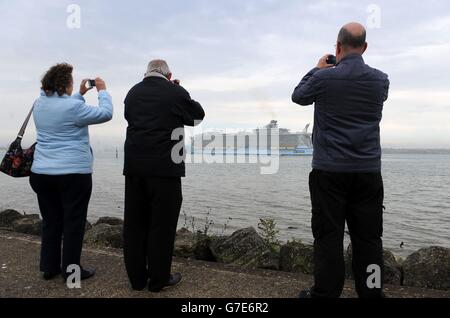 Mitglieder der Öffentlichkeit schauen von der Hythe Marina aus, als das größte Kreuzfahrtschiff der Welt, MS Oasis of the Seas, im Besitz von Royal Carribbean, sich auf den Weg nach Southampton macht, wo sie einen Tag bleiben wird, bevor sie in die USA geht. Stockfoto