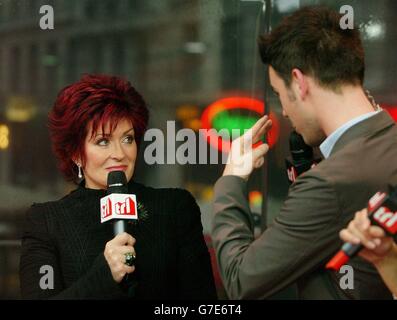 Sharon Osbourne mit Moderator Dave Berry während ihres Gastauftritts bei MTV TRL UK, gehalten in den MTV Studios in London Leicester Square. Stockfoto