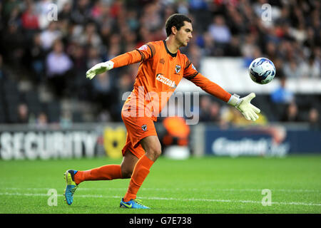 Fußball - Capital One Cup - erste Runde - MK Dons / AFC Wimbledon - Stadion:MK. James Shea, AFC Wimbledon-Torwart Stockfoto