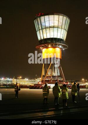 Der obere Teil des neuen Control Tower am Flughafen Heathrow, London. Der 900 Tonnen schwere, 32 Meter hohe Abschnitt wurde 2 km über die südliche Start- und Landebahn in den zentralen Bereich von Heathrow verlegt, wo er in den kommenden Monaten auf seine volle Höhe von 87 Metern angehoben wird und voraussichtlich 2006 voll einsatzfähig sein wird. Stockfoto