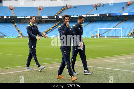 Tottenham Hotspur's Jan Vertonghen (links) mit Mousa Dembele (Mitte) und Nacer Chandli vor dem Barclays Premier League Spiel im Etihad Stadium, Manchester. Stockfoto