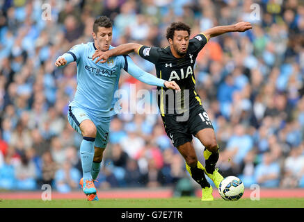 Stevan Jovetic von Manchester City (links) und Mousa Dembele von Tottenham Hotspur kämpfen während des Spiels der Barclays Premier League im Etihad Stadium in Manchester um den Ball. Stockfoto