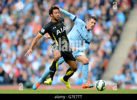 Stevan Jovetic von Manchester City (links) und Mousa Dembele von Tottenham Hotspur kämpfen während des Spiels der Barclays Premier League im Etihad Stadium in Manchester um den Ball. Stockfoto