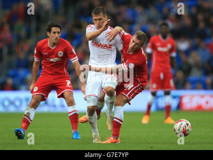 Robert Tesche von Nottingham Forest kämpft beim Sky Bet Championship-Spiel im Cardiff City Stadium in Cardiff um den Ball mit Joe Ralls von Cardiff City. Stockfoto