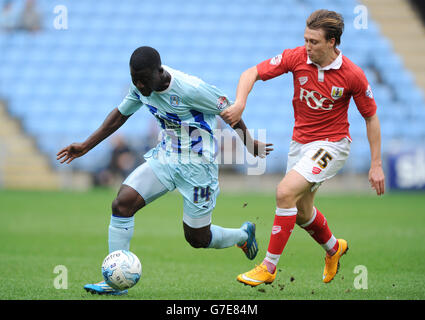 Mohamed Coulibaly von Coventry City (links) und Luke Freeman von Bristol City kämpfen während des Sky Bet League One-Spiels in der Ricoh Arena in Coventry um den Ball. Stockfoto