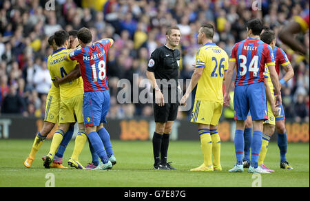Chelseas Cesc Fabregas (links) und Frazier Campbell von Crystal Palace kommen während des Barclays Premier League-Spiels im Selhurst Park, London, zu Schlägen. Stockfoto
