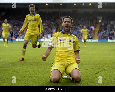 Chelseas Cesc Fabregas feiert das zweite Tor seiner Spielerin während des Spiels der Barclays Premier League im Selhurst Park, London. Stockfoto
