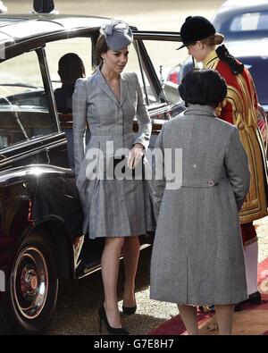 Die Herzogin von Cambridge begrüßt den Präsidenten von Singapur Tony Tan und seine Frau bei der Horse Guards Parade in London am ersten eines viertägigen Staatsbesuchs in Großbritannien. Stockfoto