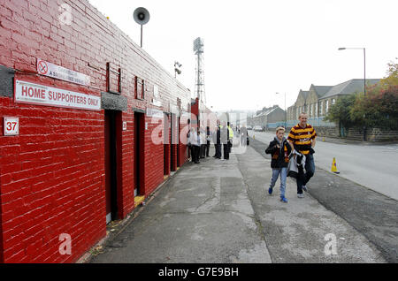 Gesamtansicht der Drehkreuze auf dem Oakwell-Fußballplatz. Stockfoto