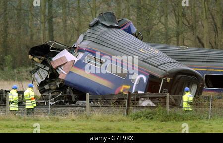 Einer der Waggons des Zuges, der am Samstag auf einer abgelegenen Bahnüberfahrt in der Nähe von Ufton Nervet in der Grafschaft von berkshire mit einer Limousine fuhr. Sechs Menschen starben bei dem Aufprall und ein Siebter starb am Sonntag im Krankenhaus. Die Polizei, die den Vorfall untersucht, konzentriert sich darauf, warum ein Autofahrer sein Auto in den Weg des Zuges geparkt hat. Alle Leichen wurden nun von der Baustelle entfernt und ein Kran wird gebaut, um das Wrack zu räumen. Stockfoto