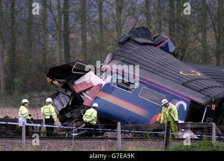 Das verstümmelte Wrack eines der Waggons des Zuges, der auf einem abgelegenen Bahnübergang in der Nähe von Ufton Nervet in der Grafschaft von berkshire auf einen Limousinenwagen traf. Sechs Menschen starben bei dem Aufprall und ein Siebter starb im Krankenhaus. Die Polizei, die den Vorfall untersucht, konzentriert sich darauf, warum ein Autofahrer sein Auto in den Weg des Zuges geparkt hat. Alle Leichen wurden nun von der Baustelle entfernt und ein Kran wird gebaut, um das Wrack zu räumen. Stockfoto