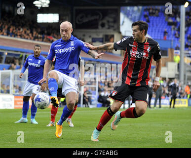 Fußball - Sky Bet Championship - Birmingham City / Bournemouth - St Andrews. David Cotterill (links) von Birmingham City und Charlie Daniels von Bournemouth kämpfen um den Ball. Stockfoto