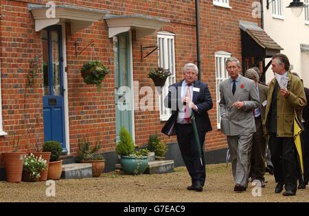 Der Prinz von Wales geht eine Delegation von Bauträgern um Poundbury, sein Flaggschiff Dorf in Dorset, um ihnen ein alternatives Modell für die städtische Expansion zu zeigen. Die World Jewish Relief Charity arrangierte für rund 100 führende jüdische Bauträger, um den Prinzen in Brownsword Hall in Poundbury, Dorset, zu treffen und von den Versuchen des Dorfes zu erfahren, eine nachhaltige Gemeinschaft aufzubauen. Das Dorf wurde von Charles konzipiert, um Stadtplanung und Design zu inspirieren, nachdem er zeitgenössische Architektur verspottete. Stockfoto