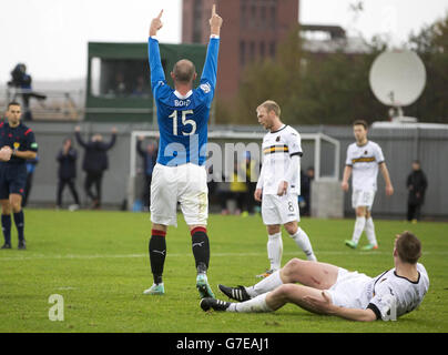 Kris Boyd der Rangers feiert das dritte Tor seiner Mannschaft während des SPFL-Meisterschaftsspiels im Bet Butler Stadium, Dumbarton. Stockfoto