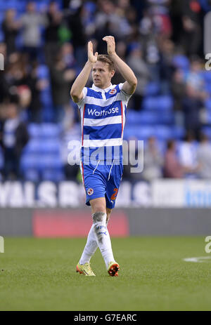 Reading's Chris Gunter applaudiert den Heimfans nach dem Finale Pfeife Stockfoto