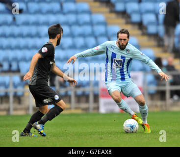 Der Mann des Spiels von Coventry City, Jim O'Brien (rechts), und Jack Payne von Peterborough United, fordern den Ball während des Sky Bet League One-Spiels in der Ricoh Arena, Coventry. Stockfoto