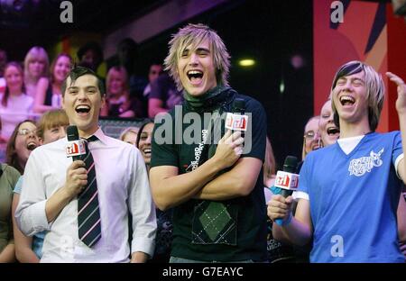 (Von links nach rechts) Matt Willis, Charlie Simpson und James Bourne von der Popgruppe Busted während ihres Gastauftritts auf MTV's TRL - Total Request Live - Show in ihren neuen Studios am Leicester Square im Zentrum von London. Stockfoto