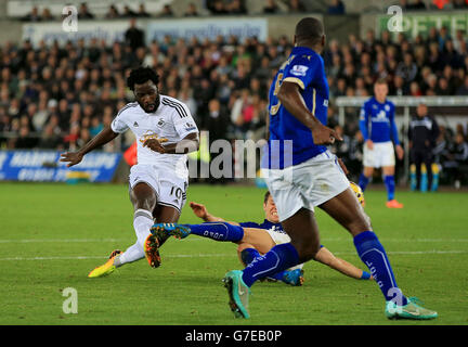 Fußball - Barclays Premier League - Swansea City / Leicester City - The Liberty Stadium. Wilfried Bony von Swansea City erzielt das erste Tor seiner Seite beim Spiel der Barclays Premier League im Liberty Stadium, Swansea. Stockfoto