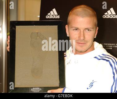 Real Madrid und England Fußballer David Beckham mit einem Betonguß seines rechten Fußes, hergestellt im Adidas-Geschäft in der Oxford Street, London. Der Adidas-Store öffnet morgen zum ersten Mal für die Öffentlichkeit. Stockfoto