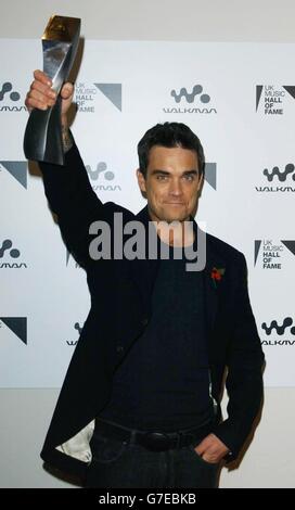 Sänger Robbie Williams erhält die Publikumsabstimmung für das Jahrzehnt der 90er Jahre, während der UK Music Hall of Fame - Live-Finale, im Hackney Empire im Osten Londons. Die Channel-4-Serie, die sich mit Popmusik aus den 1950er bis 1980er Jahren beschäftigt, hat die Öffentlichkeit gebeten, darüber abzustimmen, wer in die Hall of Fame kommen sollte, und die Gewinner werden heute Abend aufgenommen. Stockfoto