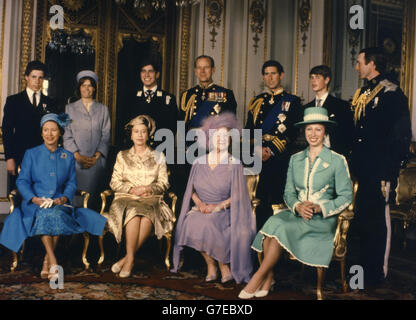 Die Queen Mother mit Mitgliedern ihrer Familie im White Drawing Room des Buckingham Palace, nach einem Dankgottesdienst in der St. Paul's Cathedral zu ihrem 80. Geburtstag. Zurück (l-r): Viscount Linley, Lady Sarah Armstrong-Jones, Prince Andrew, Prince Philip, Prince Charles, Prinz Edward und Kapitän Mark Phillips. Vorderseite (l-r): Prinzessin Margaret, Königin Elisabeth II., Königin Mutter und Prinzessin Anne. *Scannen aus dem Druck. Hochauflösende Version auf Anfrage erhältlich* Stockfoto