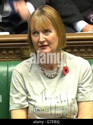 Die stellvertretende Vorsitzende der Labour-Partei Harriet Harman trägt ein feministisches T-Shirt während der Fragen des Premierministers im Londoner Unterhaus. Stockfoto