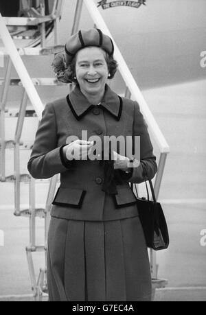 Königin Elizabeth II. Am Flughafen Heathrow, wo sie mit einem Queen's Flight-Flugzeug aus Edinburgh zurückgekehrt war. *Scannen aus dem Druck. Hochauflösende Version auf Anfrage erhältlich* Stockfoto