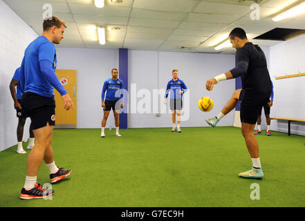 Fußball - Reading FC Tag der offenen Tür - Madejski Stadium. Spieler beim Training in Innenräumen lesen Stockfoto