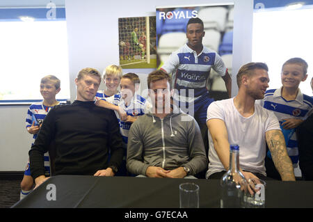 Fußball - Reading FC Tag der offenen Tür - Madejski Stadium. Leseplayer unterschreiben Autogramme für Fans Stockfoto