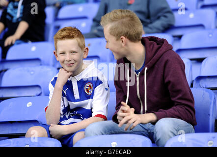 Fußball - Reading FC Tag der offenen Tür - Madejski Stadium. Leserfans sehen sich die offene Trainingseinheit an Stockfoto