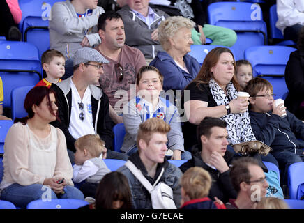 Fußball - Reading FC Tag der offenen Tür - Madejski Stadium. Leserfans sehen sich die offene Trainingseinheit an Stockfoto