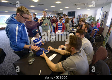 Fußball - Reading FC Tag der offenen Tür - Madejski Stadium. Leseplayer unterschreiben Autogramme für Fans Stockfoto