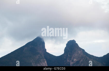 Foto von Cerro De La Silla Bergstadt un Monterrey in Mexiko Stockfoto