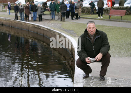 Sir Ian Botham am Fluss Teith in Schottland, am ersten Tag der Lachsfischsaison 2010 des Stirling Council. Stockfoto