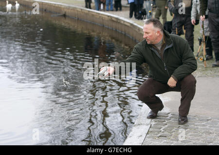 Sir Ian Botham am Fluss Teith in Schottland, am ersten Tag der Lachsfischsaison 2010 des Stirling Council. Stockfoto