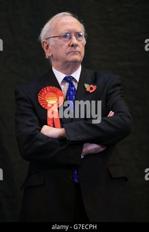 Labour Party Kandidat Alan Billings nach dem Gewinn der South Yorkshire Police und Crime Commissioner Wahl im Barnsley Metrodome Sports Complex, Barnsley, South Yorkshire. Stockfoto