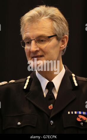 David Crompton, Chief Constable in South Yorkshire, nach der Wahl des Kandidaten der Labour Party Alan Billings zum South Yorkshire Police and Crime Commissioner im Barnsley Metrodome Sports Complex, Barnsley, South Yorkshire. Stockfoto