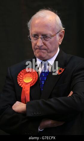 Labour Party Kandidat Alan Billings nach dem Gewinn der South Yorkshire Police und Crime Commissioner Wahl im Barnsley Metrodome Sports Complex, Barnsley, South Yorkshire. Stockfoto