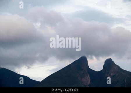 Foto von Cerro De La Silla Bergstadt un Monterrey in Mexiko Stockfoto