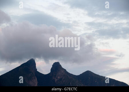 Foto von Cerro De La Silla Bergstadt un Monterrey in Mexiko Stockfoto